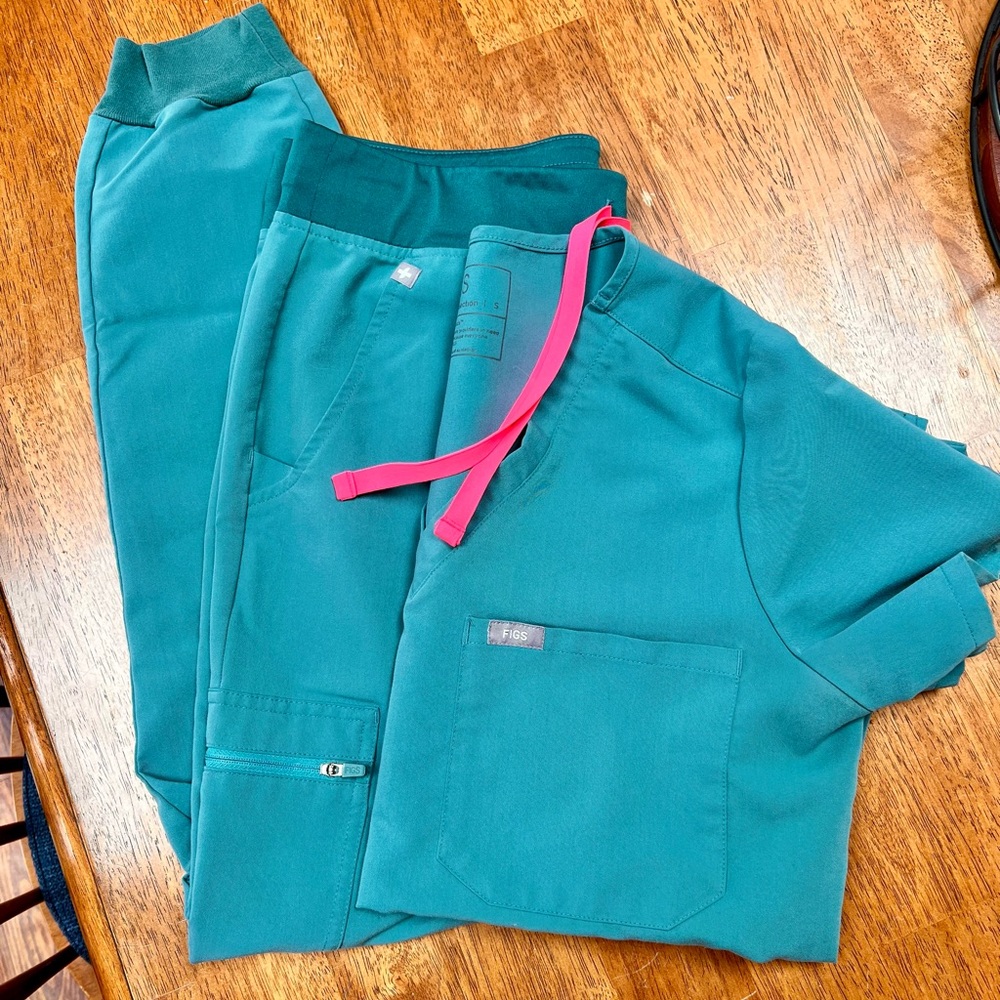 Figs Green Scrub Set with Pink Drawstring